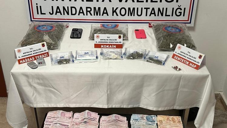 Uyuşturucu operasyonunda kaçan şüpheli, otomobiliyle duvara çarptı