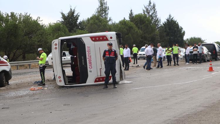 Düğün yolunda kaza: 1i ağır, 26 yaralı