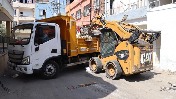 Komşular şikayet etti, çöp ev temizledi