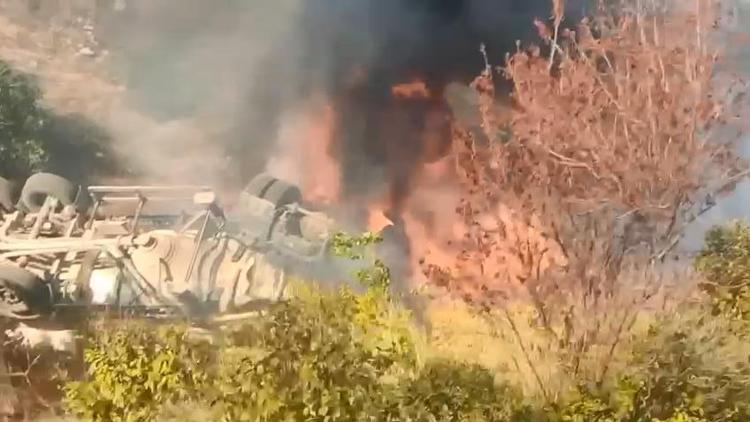 Kontrolden çıkan TIR şarampole yuvarlanıp alev aldı, sürücü yaralı kurtuldu