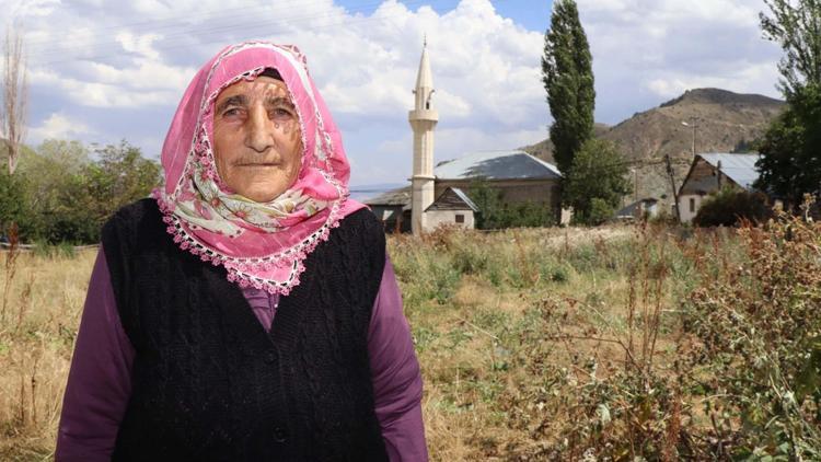 Muhtar vefat edince görev 4 torunlu kadın azaya kaldı