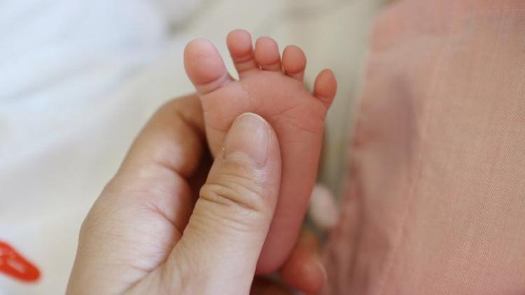 Topuk kanı tartışmaları yine gündemde! Kapsamı ve zorunluluğu ülkeden ülkeye değişiyor | 8 SORUDA TOPUK KANI HAKKINDA MERAK EDİLENLER