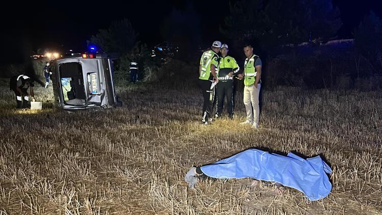 Hafif ticari araç tarlaya devrildi; 1 ölü, 1 yaralı