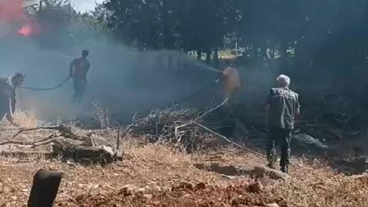 Elazığ’da ot yangını bahçeye sıçradı; ahır ve depo zarar gördü