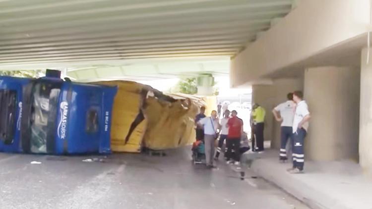 Aynı köprüye yine TIR çarptı... Ölümüne gidiş