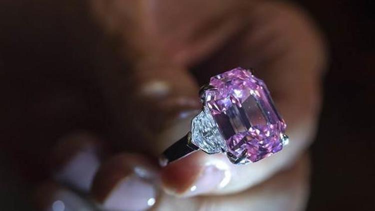 Süslü Parlak Pembe elmas yüzük rekor fiyata satıldı