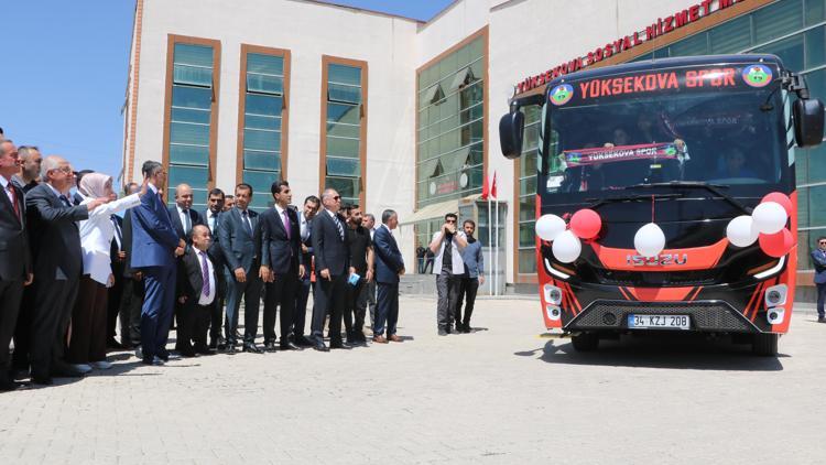 Bakanlar Göktaş ve Güler, Yüksekovada kadın futbol takımına otobüs teslim törenine katıldı