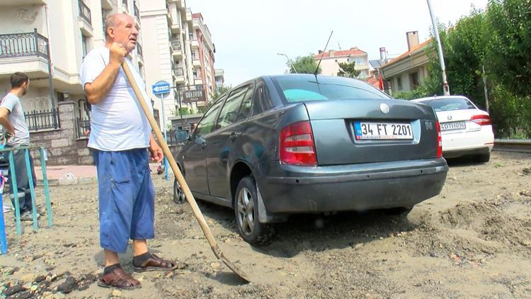 İstanbul - Bahçelievlerde yağışın ardından kum yol yayıldı, 2 otomobil mahsur kaldı