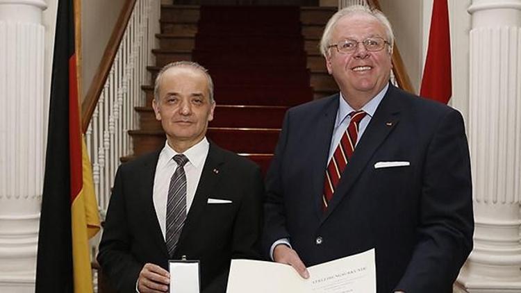 Siemens Türkiyenin CEO’su Gelis’e Almanya’dan Liyakat Nişanı