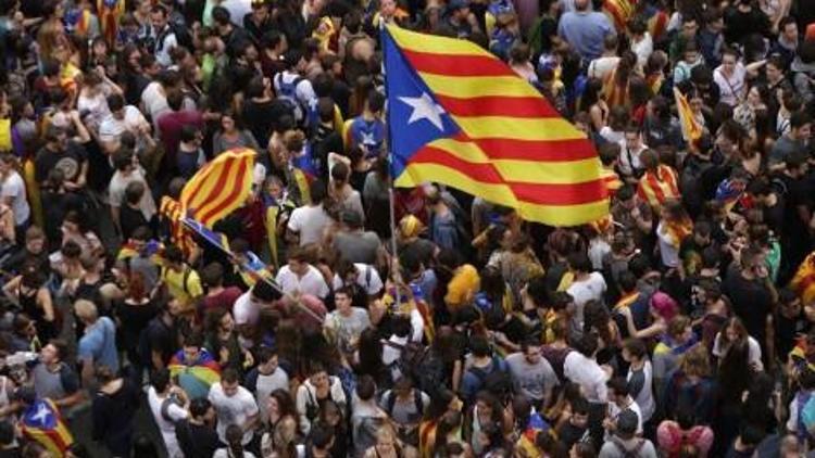 Katalonyada yüz binlerce kişi sokaklara döküldü