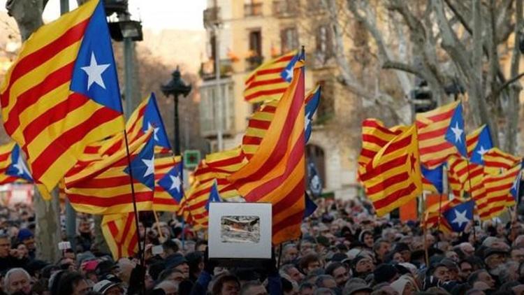 Katalonya parlamentosu tek taraflı bağımsızlık ilan etti
