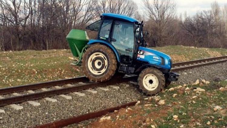 Tren yolunu işte böyle geçiyorlar