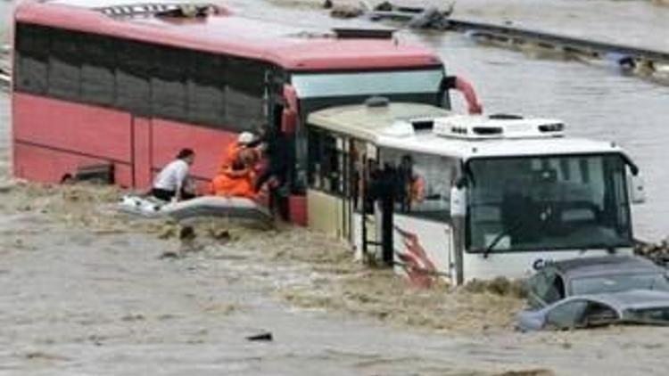 Sel, 3 kilometrede 300 milyon TL`yi götürdü