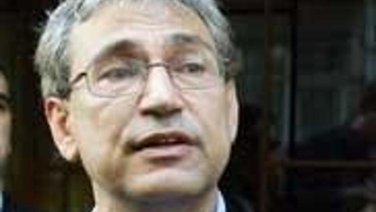 Orhan Pamuk Nobel`i aldı