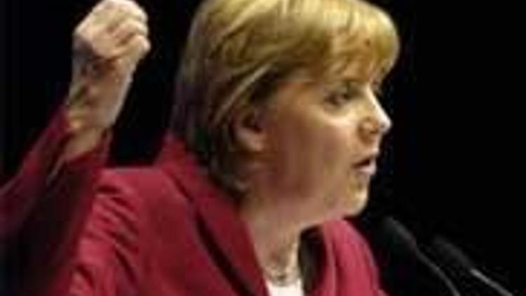 Merkel, Almanya`nın ilk kadın başbakanı oldu
