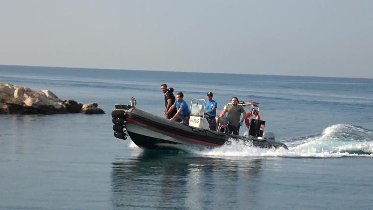 Antalyada falezlerden düşen kadını deniz polisi kurtardı