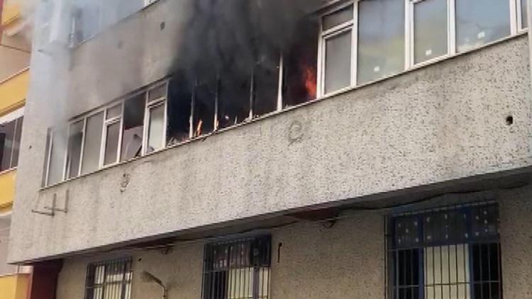 İstanbul - Küçükçekmecede ayakkabı atölyesinde çıkan yangın söndürüldü