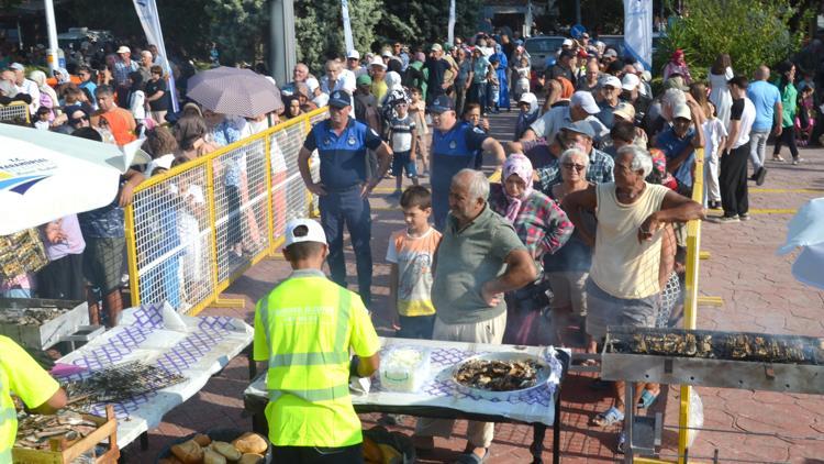 Karamürselde düzenlenen festivalde 9 bin balık ekmek dağıtıldı