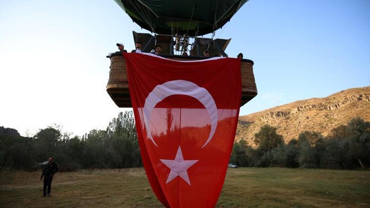 Kapadokyada balonlar, 30 Ağustos Zafer Bayramı için havalandı