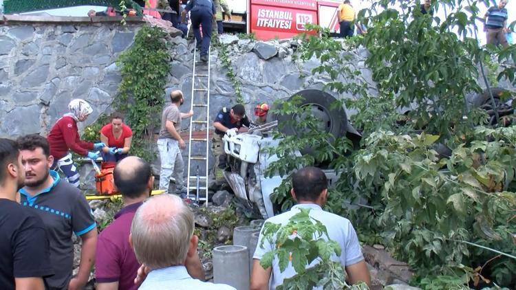 İstanbul - Başakşehirde kamyonet 5 metre yükseklikten düştü; şoför 1 saatlik çalışmayla kurtarıldı