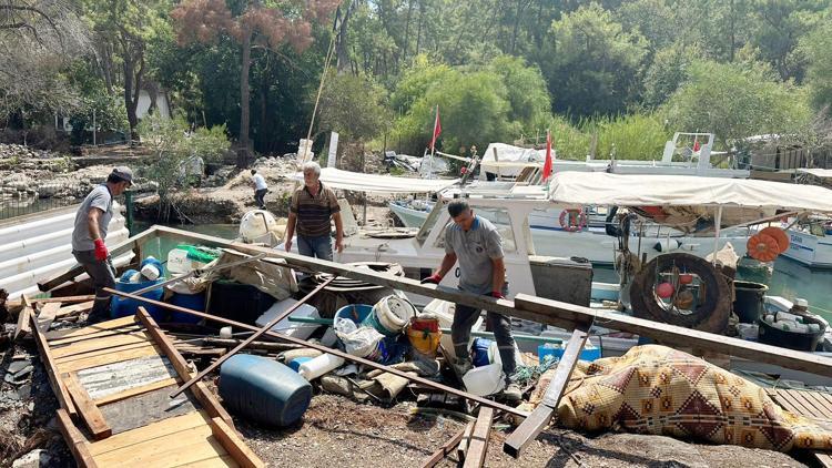 Kemer Balıkçı Barınağındaki kaçak yapılar kaldırıldı