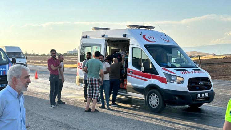 Adıyamanda minibüs ile TIR çarpıştı: 5 yaralı