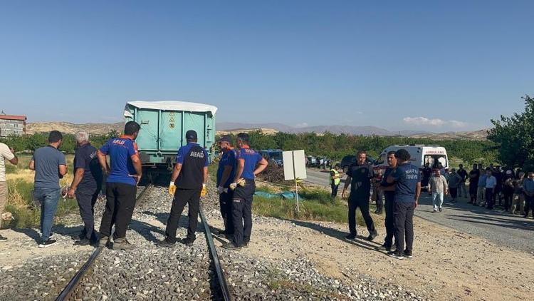 Malatyada yük treni çapa motoruna çarptı: 3 can kaybı