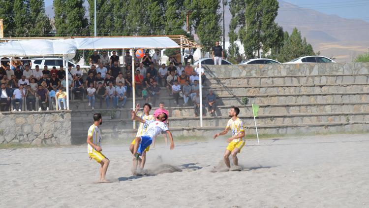 Adilcevazda plaj futbolu heyecanı