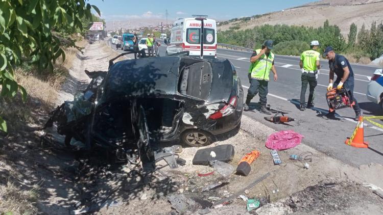 Malatyada menfeze çarpan otomobildeki 3 kişi öldü, 1 kişi yaralandı