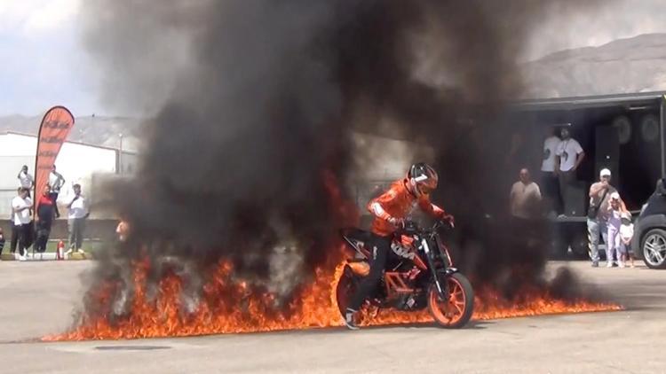 Motosikletiyle ateşin içinden geçti