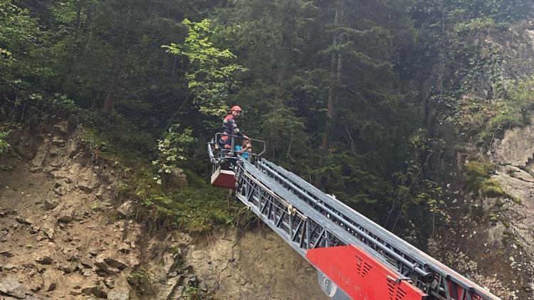 Baba-oğul, düşen dronu ararken kayalıklarda mahsur kaldı