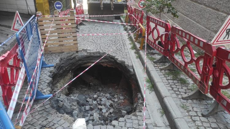 İstanbul- Beyoğlunda yol çöktü