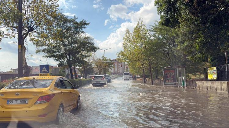 Tekirdağda sağanak; yollar göle döndü