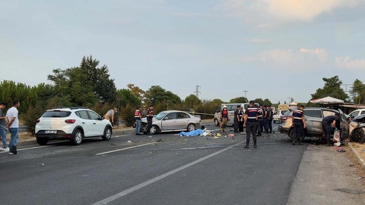 İzmirde karşı şeride geçen otomobil, başka otomobile çarptı: 2 ölü, 3 yaralı