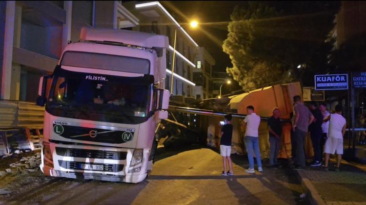 Maltepede hafriyat kamyonu, yükünü boşalttığı sırada devrildi