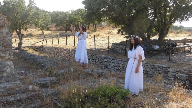 Antik kentte tiyatral gösterilerle ziyaretçilere dönemin ruhu yansıtılıyor