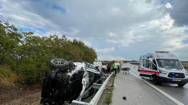 Kırklarelide bariyere çarpan otomobilde 4 kişi yaralandı