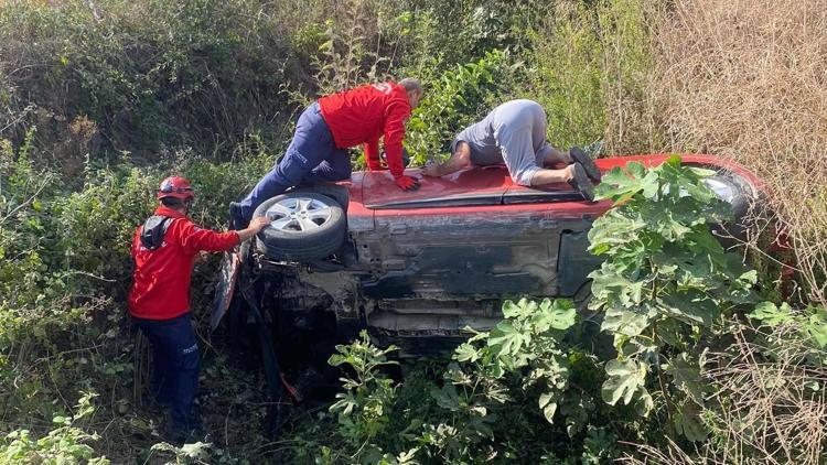 Balıkesirde sürücüsünün direksiyon hakimiyetini kaybettiği otomobil, dere yatağına devrildi