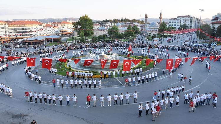 Sivasta 1058 kişi aynı anda halay çekti