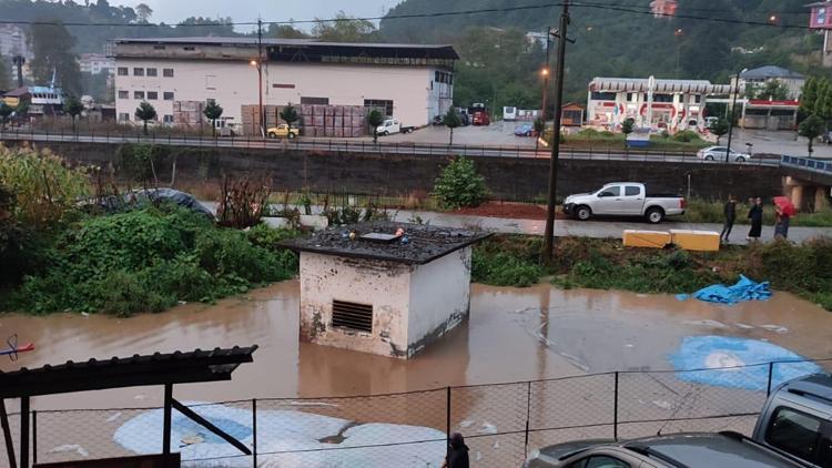 Trabzonda sağanak; cadde ve sokaklar suyla doldu