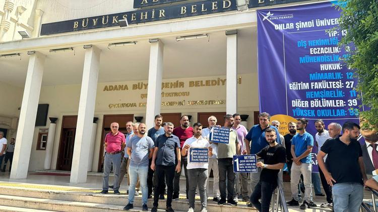 Adanada güzergahları kısaltılan dolmuşçulardan belediye önünde eylem