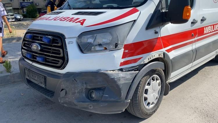 Elazığ’da ambulans ile hafif ticari araç çarpıştı: 2 yaralı