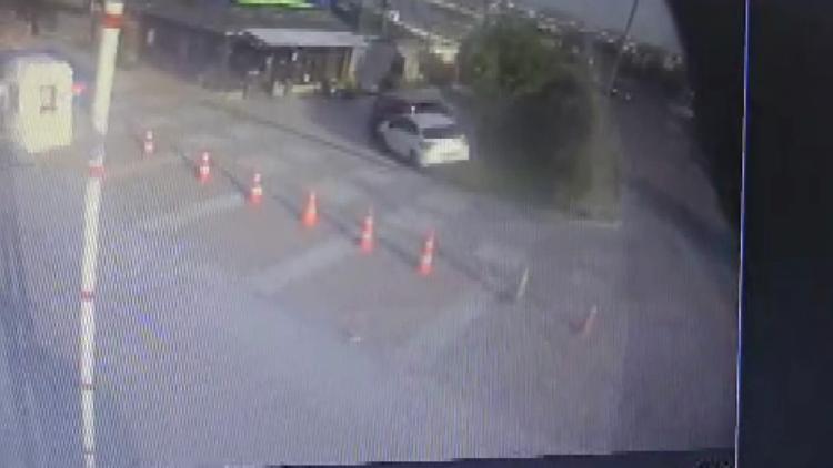 Arnavutköyde otomobil yol kenarındaki restorana daldı