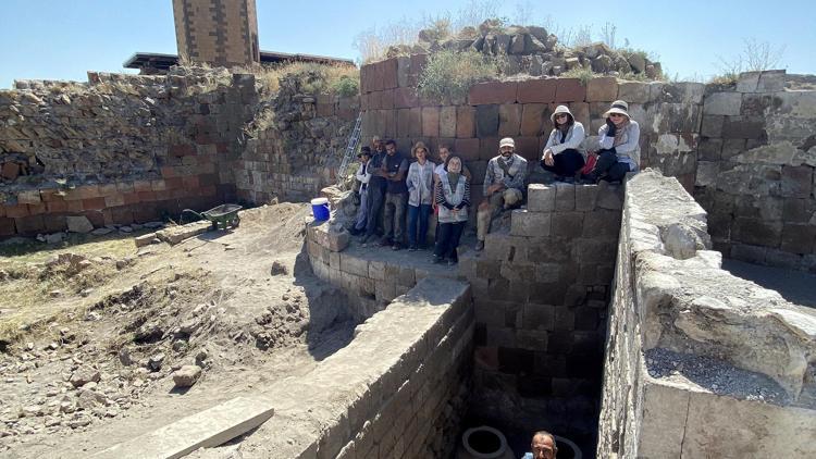 Ani Örenyerindeki kazıda Büyük Selçuklu dönemine ait erzak deposu ortaya çıkarıldı