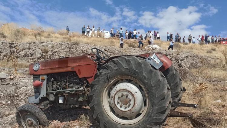 Devrilen traktörün sürücüsü öldü