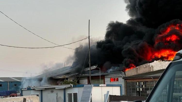 Bandırmada, köpük bulunan depodaki yangın korkuttu