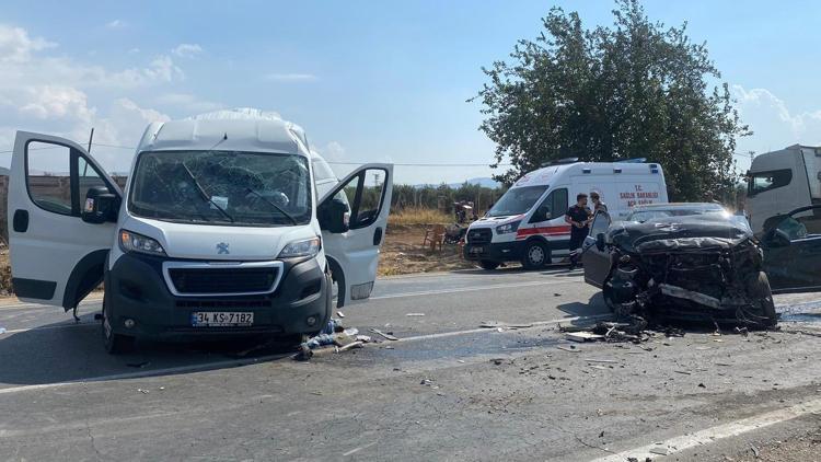 Gaziantep’te, kamyonet ile otomobil çarpıştı: 3 yaralı