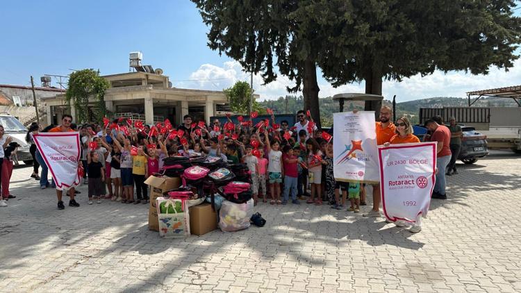 Hatay esnafından aldıkları kırtasiye ürünlerini çocuklara dağıttılar