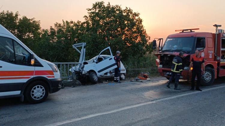 Çanakkalede hafif ticari araç, köprü bariyerlerine çarptı: 1 ölü, 1 yaralı