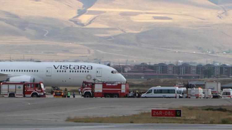 Bomba ihbarı asılsız çıkmıştı... Hindistan uçağındaki yolcular, kalkış saatini bekliyor